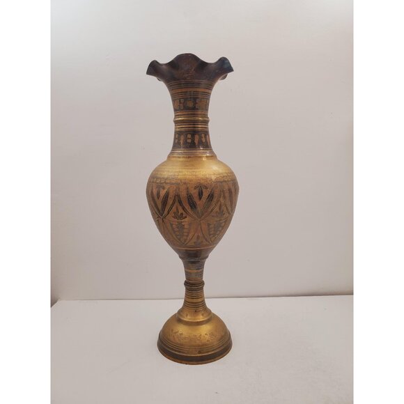 Vintage etched brass vase with flowers design - Picture 1 of 10